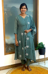 Sea green 579